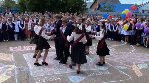 Торжественные последние звонки прозвучали в школах района