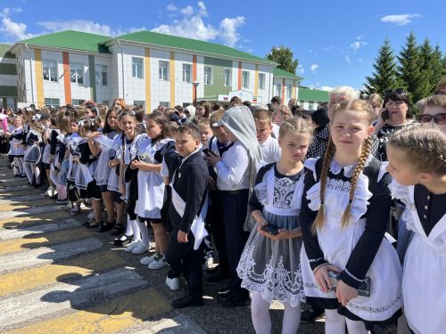 В Алексеевской школе №1 прошла торжественная линейка, посвящённая последнему звонку