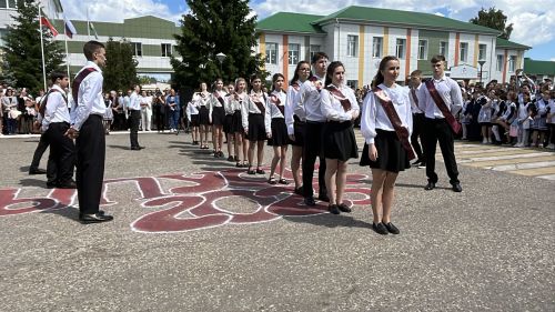 В Алексеевской школе №1 прошла торжественная линейка, посвящённая последнему звонку