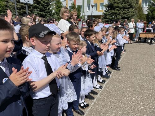 В Алексеевской школе №1 прошла торжественная линейка, посвящённая последнему звонку