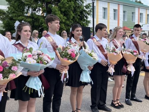 В Алексеевской школе №1 прошла торжественная линейка, посвящённая последнему звонку
