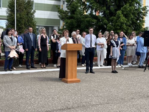 В Алексеевской школе №1 прошла торжественная линейка, посвящённая последнему звонку