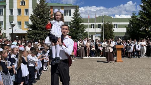 В Алексеевской школе №1 прошла торжественная линейка, посвящённая последнему звонку