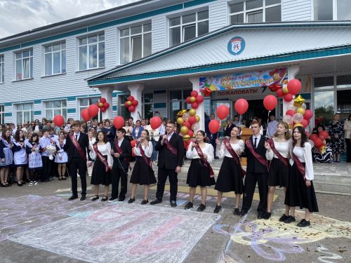 Торжественные последние звонки прозвучали в школах района
