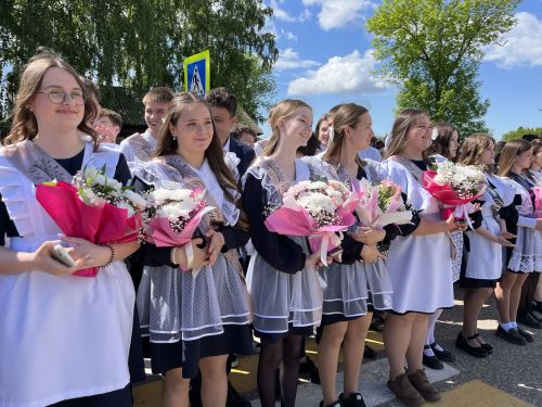 В Алексеевской школе №1 прошла торжественная линейка, посвящённая последнему звонку