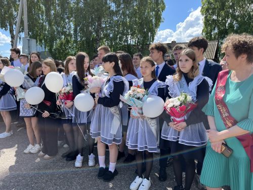 В Алексеевской школе №1 прошла торжественная линейка, посвящённая последнему звонку