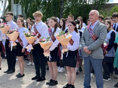 В Алексеевской школе №1 прошла торжественная линейка, посвящённая последнему звонку