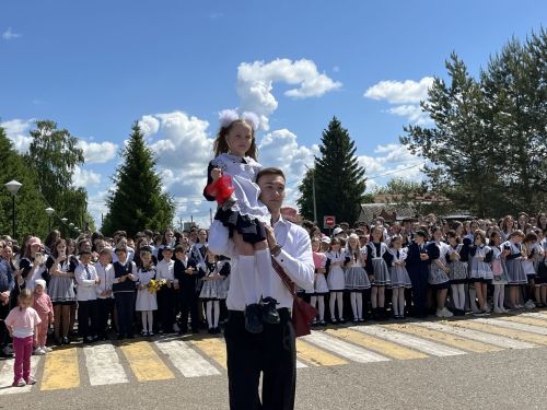 В Алексеевской школе №1 прошла торжественная линейка, посвящённая последнему звонку