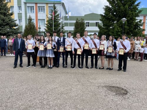 В Алексеевской школе №1 прошла торжественная линейка, посвящённая последнему звонку