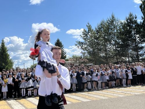 В Алексеевской школе №1 прошла торжественная линейка, посвящённая последнему звонку