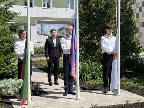 В Алексеевской школе №1 прошла торжественная линейка, посвящённая последнему звонку