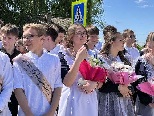 В Алексеевской школе №1 прошла торжественная линейка, посвящённая последнему звонку
