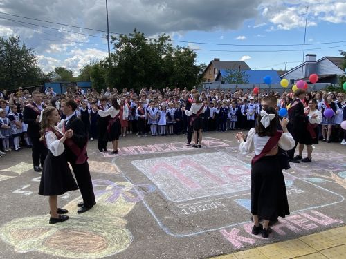 Торжественные последние звонки прозвучали в школах района