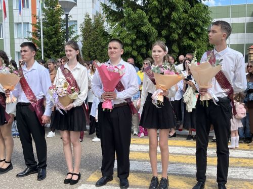 В Алексеевской школе №1 прошла торжественная линейка, посвящённая последнему звонку