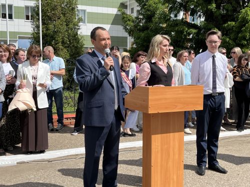В Алексеевской школе №1 прошла торжественная линейка, посвящённая последнему звонку