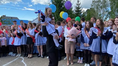 Торжественные последние звонки прозвучали в школах района