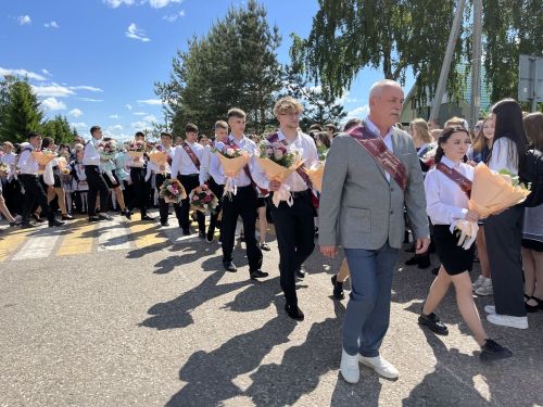В Алексеевской школе №1 прошла торжественная линейка, посвящённая последнему звонку