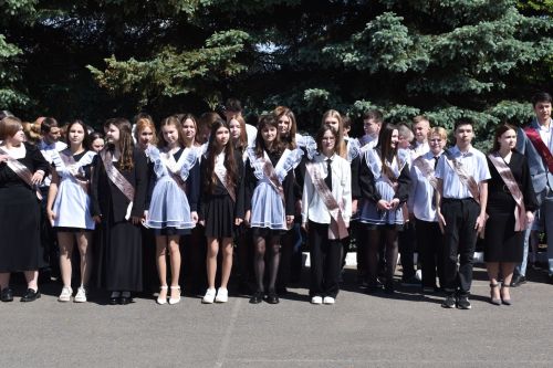 Выпускники Алексеевской школы №3 попрощались со школой