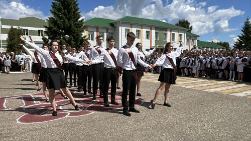 В Алексеевской школе №1 прошла торжественная линейка, посвящённая последнему звонку