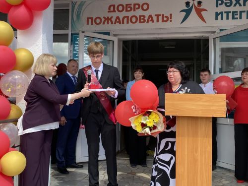 Торжественные последние звонки прозвучали в школах района