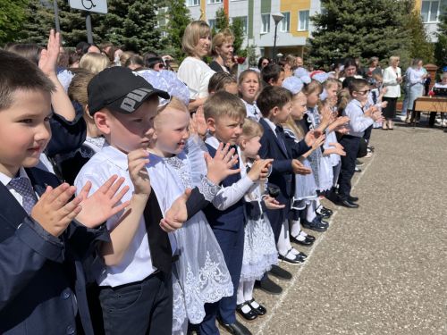 В Алексеевской школе №1 прошла торжественная линейка, посвящённая последнему звонку