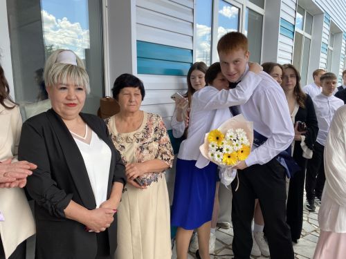 Торжественные последние звонки прозвучали в школах района