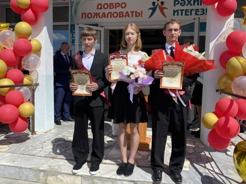Торжественные последние звонки прозвучали в школах района