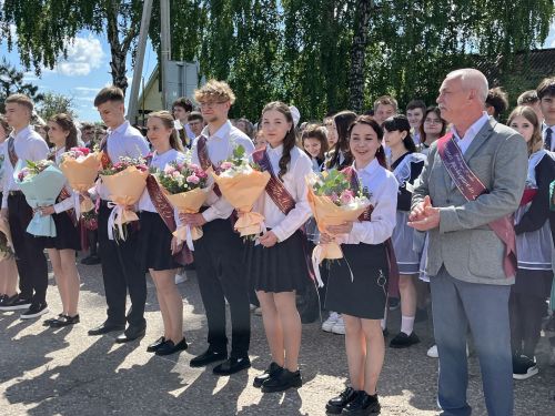 В Алексеевской школе №1 прошла торжественная линейка, посвящённая последнему звонку