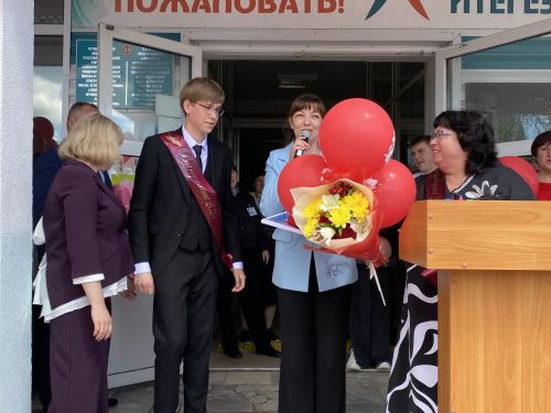 Торжественные последние звонки прозвучали в школах района