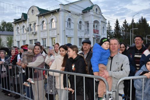 Красочный салют и звонкие песни: как Алексеевский район отметил 9 Мая