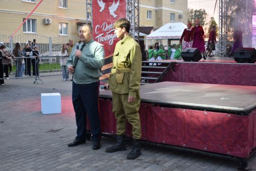 Красочный салют и звонкие песни: как Алексеевский район отметил 9 Мая