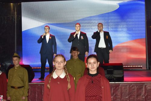 Красочный салют и звонкие песни: как Алексеевский район отметил 9 Мая