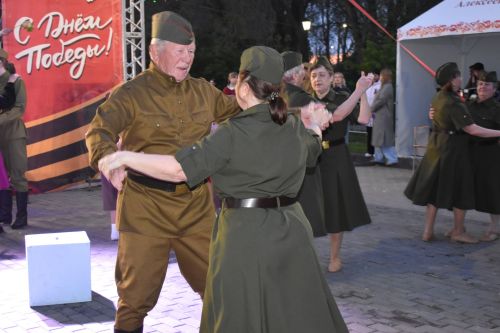 Красочный салют и звонкие песни: как Алексеевский район отметил 9 Мая