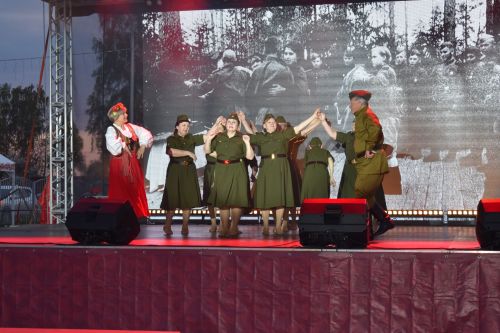 Красочный салют и звонкие песни: как Алексеевский район отметил 9 Мая