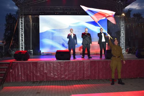 Красочный салют и звонкие песни: как Алексеевский район отметил 9 Мая
