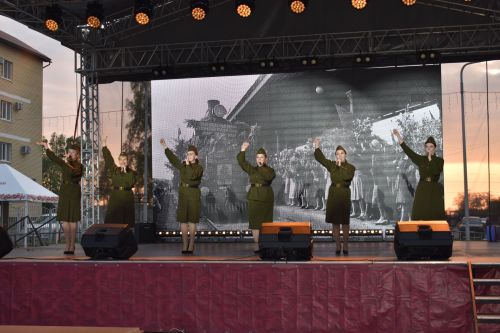 Красочный салют и звонкие песни: как Алексеевский район отметил 9 Мая