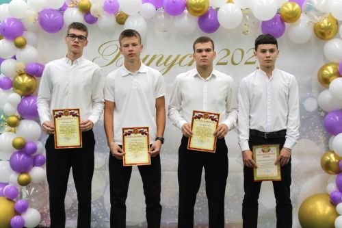 Алексеевские школьники получили аттестаты