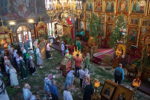 В храме святителя Алексия совершена торжественная литургия в честь Троицы