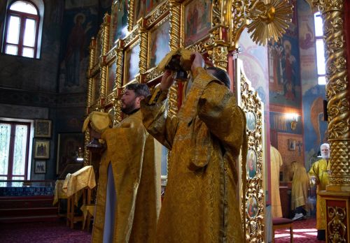 День, наполненный светом: Алексеевский храм в особой тишине и молитве