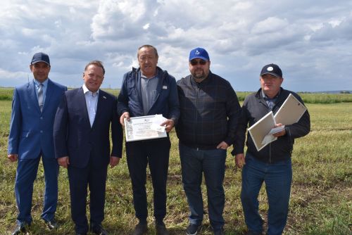 Механизаторы колхоза «Родина» получили награды в поле