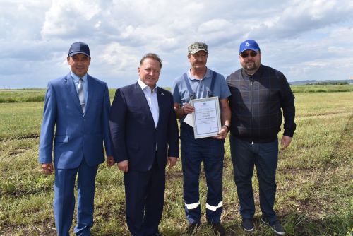 Механизаторы колхоза «Родина» получили награды в поле