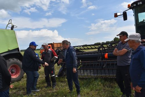 Механизаторы колхоза «Родина» получили награды в поле