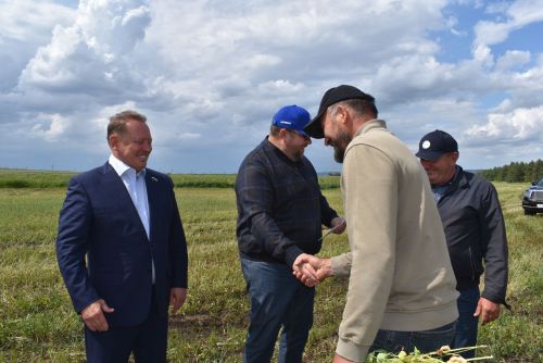 Механизаторы колхоза «Родина» получили награды в поле