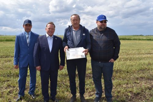 Механизаторы колхоза «Родина» получили награды в поле