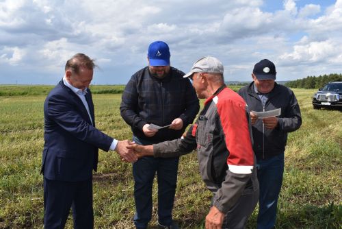 Механизаторы колхоза «Родина» получили награды в поле