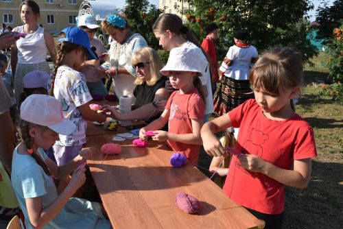 В микрорайоне «Просторный» ярко отметили День семьи, любви и верности