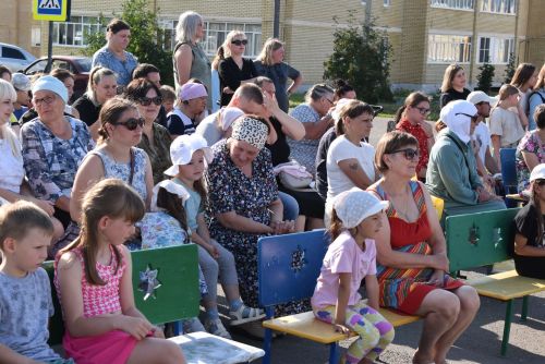 В микрорайоне «Просторный» ярко отметили День семьи, любви и верности