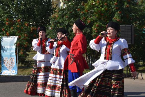 В микрорайоне «Просторный» ярко отметили День семьи, любви и верности
