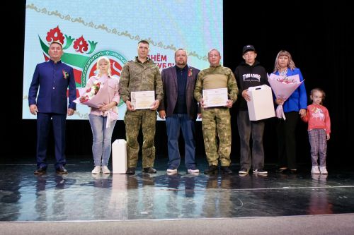 В День республики в Алексеевском наградили активистов района