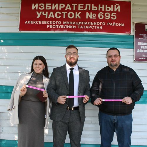 Глава Алексеевского района проголосовал вместе с сыном
